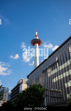 Kyoto, Japon - 18 juin 2024 : la célèbre attraction touristique, Nidec Kyoto Tower et la ville environnante de Kyoto brille dans la lumière du soleil pendant un su tardif Banque D'Images