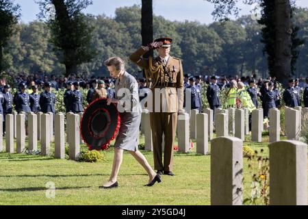 OOSTERBEEK - son Altesse Royale la Princesse Royale Anne dépose une couronne pendant le service commémoratif aéroporté au cimetière de guerre d'Oosterbeek. Cela fait quatre-vingts ans que les troupes aéroportées alliées ont tenté de prendre le contrôle du pont sur le Rhin à Arnhem lors de l'opération Market Garden. ANP VINCENT JANNINK pays-bas OUT - belgique OUT Banque D'Images