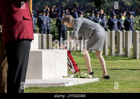 OOSTERBEEK - son Altesse Royale la Princesse Royale Anne dépose une couronne pendant le service commémoratif aéroporté au cimetière de guerre d'Oosterbeek. Cela fait quatre-vingts ans que les troupes aéroportées alliées ont tenté de prendre le contrôle du pont sur le Rhin à Arnhem lors de l'opération Market Garden. ANP VINCENT JANNINK pays-bas OUT - belgique OUT Banque D'Images