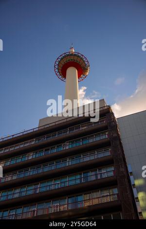 Kyoto, Japon - 18 juin 2024 : la célèbre attraction touristique, Nidec Kyoto Tower et la ville environnante de Kyoto brille dans la lumière du soleil pendant un su tardif Banque D'Images