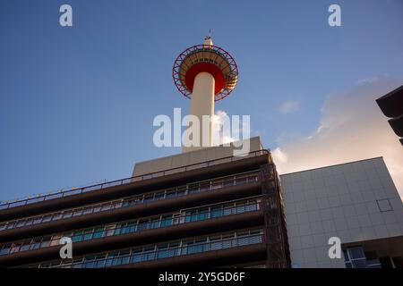 Kyoto, Japon - 18 juin 2024 : la célèbre attraction touristique, Nidec Kyoto Tower et la ville environnante de Kyoto brille dans la lumière du soleil pendant un su tardif Banque D'Images