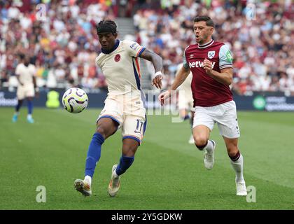 Londres, Royaume-Uni. 21 septembre 2024. Noni Madueke de Chelsea et Aaron Cresswell de West Ham disputent le ballon lors du premier League match au London Stadium. Le crédit photo devrait se lire : Paul Terry/Sportimage crédit : Sportimage Ltd/Alamy Live News Banque D'Images