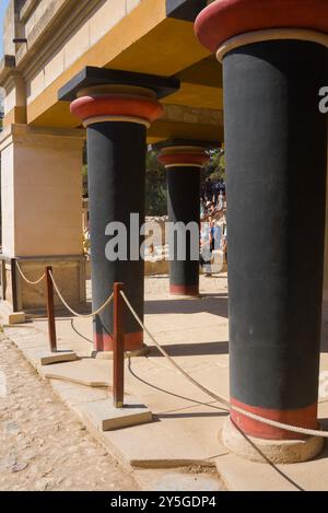 Palais minoen de Knossos, vue sur les anciens piliers soutenant une section de la salle du trône du Palais de Knossos en Crète, Grèce. Banque D'Images