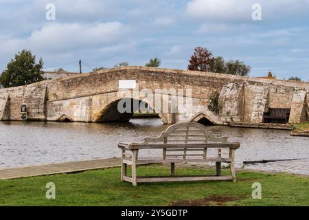 Banc vide près du vieux pont bas sur la rivière Thurne dans le parc national Norfolk Broads. Potter Heigham, Norfolk, East Anglia, Angleterre, Royaume-Uni, Grande-Bretagne Banque D'Images