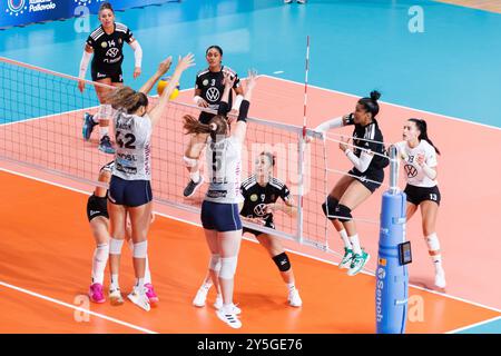 Karson Bacon de Terville Florange OC, Corina Glaab de Terville Florange OC, Gisel Medina Chacoa de CD Heidelberg Volkswagen, Patricia Aranda Munoz de CD Heidelberg Volkswagen, Dayana Segovia de CD Heidelberg Volkswagen, Camila Hiruela Tapia de CD Heidelberg Volkswagen lors de la COUPE WEVZA femmes entre CD Heidelberg Volkswagen et Terville Florange OC le 21 sept 2024 au Palazzetto dello Sport à Rome. Banque D'Images