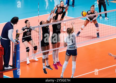 Karolina Fricova de Terville Florange OC, Dayana Segovia de CD Heidelberg Volkswagen, Adriani Vilvert Joaquim de CD Heidelberg Volkswagen lors de la COUPE DE volleyball WEVZA femmes entre CD Heidelberg Volkswagen et Terville Florange OC le 21 sept 2024 au Palazzetto dello Sport à Rome. Banque D'Images