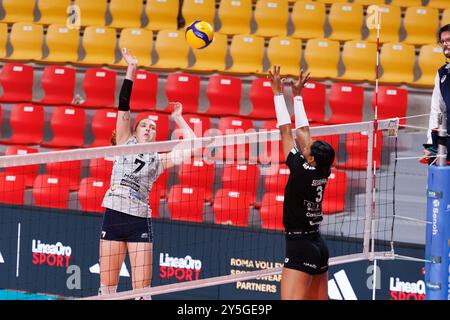 Saana Lindgren de Terville Florange OC, Dayana Segovia de CD Heidelberg Volkswagen lors de la COUPE WEVZA femmes de Volleyball entre CD Heidelberg Volkswagen et Terville Florange OC le 21 sept 2024 au Palazzetto dello Sport à Rome. Banque D'Images