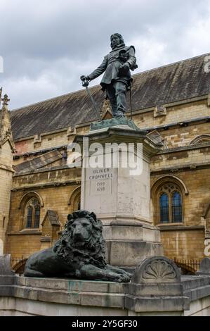 FICHIERS PHOTOS. 22 septembre 2024. Le premier ministre Keir Starmer, la chancelière Rachel Reeves et la vice-première ministre Angela Rayner ont reçu de nombreuses critiques pour avoir accepté des dons en espèces et des vêtements. Ils ont maintenant dit qu'à l'avenir, ils n'accepteraient plus de tels cadeaux. La note de Keir Starmer a chuté après son annonce qu'il allait mettre fin à l'allocation d'essence d'hiver pour les retraités qui ne touchent pas de prestations. Westminster, Londres, Royaume-Uni. 11 septembre 2024. Vues de la Chambre des communes à Westminster, Londres. Crédit : Maureen McLean/Alamy Banque D'Images