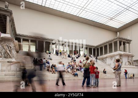 Berlin, Allemagne, 24 juillet 2009, les gens s’intéressent à l’architecture et aux sculptures époustouflantes de l’autel de Pergame dans le célèbre musée de Pergame de Berlin. Banque D'Images