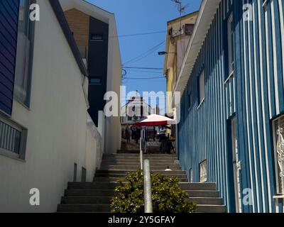 Costa Nova, Portugal - 30 mai 2024 : vue sur les maisons traditionnelles colorées peintes dans le village de Costa Nova, à Ilhavo, Portugal. Banque D'Images