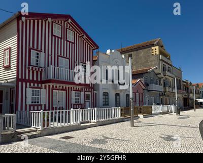 Costa Nova, Portugal - 30 mai 2024 : vue sur les maisons traditionnelles colorées peintes dans le village de Costa Nova, à Ilhavo, Portugal. Banque D'Images