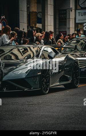 Gros plan d'une supercar Lamborghini dans un environnement urbain animé, présentant un design élégant, un style agressif et un luxe haute performance, capturant l'attrait Banque D'Images