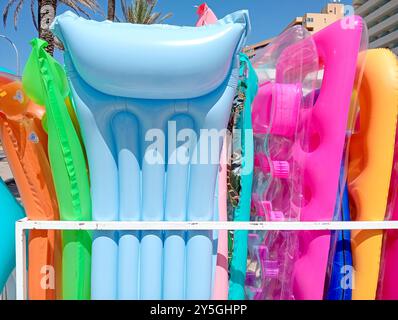 Matelas d'été gonflables en plastique exposés dans un souvenir sur la promenade de Playa de Palma de Mallorca, Espagne Banque D'Images