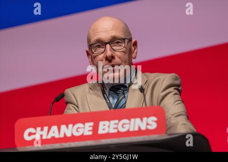 Liverpool, Royaume-Uni. 22 septembre 2024. Patrick Hurley député de Southport. Angela Rayner, vice-première ministre, vice-présidente du Parti travailliste et secrétaire d'État au logement, aux communautés et aux collectivités locales, prononce son discours d'ouverture lors de la première journée de la conférence du Parti travailliste 2024 à Liverpool, au Royaume-Uni. Elle a été observée et applaudie par le PM Keir Starmer et Rachel Reeves. Patrick Hurley député de Southport a demandé une minute de silence et Angela a été intoduite par la présidente de la Conférence Ellie Reeves. Photo : Garyroberts/worldwidefeatures.com Banque D'Images