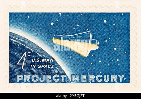 Timbre postal américain de 4 cents émis le 20 février 1962, commémorant le vol orbital historique de John Glenn dans la capsule Mercury Friendship 7 et conçu par Charles R. Chickering (1891-1970). Banque D'Images