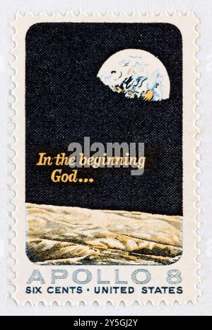 'Au commencement Dieu… - Timbre postal américain Apollo de 8' 6 cents émis le 5 mai 1969, commémorant la première mission habitée en orbite autour de la Lune. Le timbre montre la Terre s'élevant au-dessus de la surface lunaire avec les mots 'au commencement Dieu...' De Genèse, tel que lu par les astronautes et a été conçu par Leonard E. Buckley. Banque D'Images