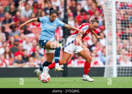 Leila Ouahabi de Manchester City se bat pour le ballon avec Caitlin Foord d'Arsenal lors du match de Super League féminine de la FA Arsenal Women vs Manchester City Women à Emirates Stadium, Londres, Royaume-Uni, 22 septembre 2024 (photo par Izzy Poles/News images) Banque D'Images