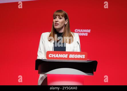 Liverpool, Royaume-Uni. 22 septembre 2024. La vice-première ministre et secrétaire d'État au logement, aux communautés et aux collectivités locales prononce son discours à la conférence du Parti travailliste à Liverpool. Crédit : Karl Black/Alamy Live News Banque D'Images