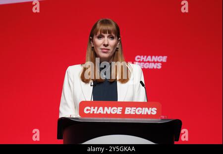 Liverpool, Royaume-Uni. 22 septembre 2024. La vice-première ministre et secrétaire d'État au logement, aux communautés et aux collectivités locales prononce son discours à la conférence du Parti travailliste à Liverpool. Crédit : Karl Black/Alamy Live News Banque D'Images