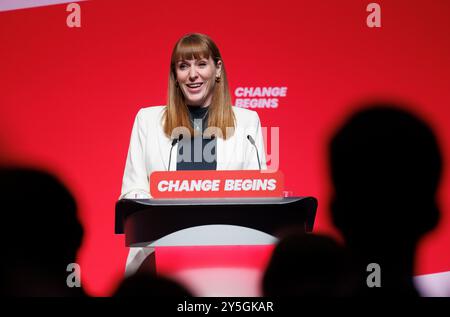 Liverpool, Royaume-Uni. 22 septembre 2024. La vice-première ministre et secrétaire d'État au logement, aux communautés et aux collectivités locales prononce son discours à la conférence du Parti travailliste à Liverpool. Crédit : Karl Black/Alamy Live News Banque D'Images