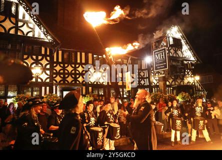 Mayfield, Sussex, Royaume-Uni. 21 septembre 2024. Les foules affluent vers Mayfield pour le carnaval annuel et la procession de Torchlit. Mayfield Bonfire Society organise un carnaval presque chaque année depuis près d’un siècle, sauf en temps de guerre, de typhoïde et de COVID. Après Lewes, on pense que TP est le plus long dans le Sussex. Le temps a tenu jusqu'à la dernière procession quand le ciel s'est ouvert. Crédit : Monica Wells/Alamy Live News Banque D'Images