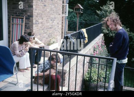 Eine Grupper Junger Menschen auf einer terasse vor einem Wohnhaus in der Stadt Guildford. / Un groupe de jeunes sur une terrasse devant une maison dans la ville de Guildford. *Aufnahmedatum geschätzt/date estimée* snapshot-Photography/A. Aldrige *** Un groupe de jeunes sur une terrasse devant une maison dans la ville de Guildford Un groupe de jeunes sur une terrasse devant une maison dans la ville de Guildford date estimation photographie A Aldrige Banque D'Images