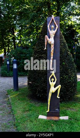 Art of Eden Schloss Moyland Der Kunstmarkt ART OF EDEN, auf dem Gelände von Schloss Moyland. Arbeiten des Künstlers Norbert flétrissant. Kleve Bedburg-Hau Deutschland Nordrhein-Westfalen / NRW *** Art of Eden Schloss Moyland L'ART D'EDEN marché de l'art, sur le terrain de Schloss Moyland œuvres de l'artiste Norbert Wilting Kleve Bedburg Hau Allemagne Rhénanie du Nord-Westphalie NRW Banque D'Images