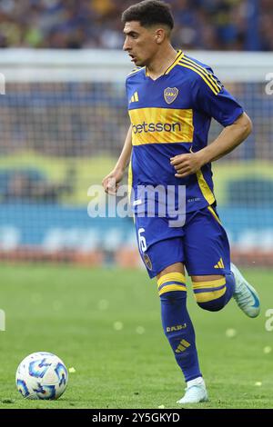 Buenos Aires, Argentine. 21 septembre 2024. L'attaquant uruguayen Miguel Merentiel de Boca Juniors regarde le match 'Cesar Luis Menotti' du tournoi de la Ligue de football professionnel Argentine 2024 contre River plate, au stade la Bombonera de Buenos Aires, le 21 septembre 2024. Crédit : Alejandro Pagni/Alamy Live News Banque D'Images