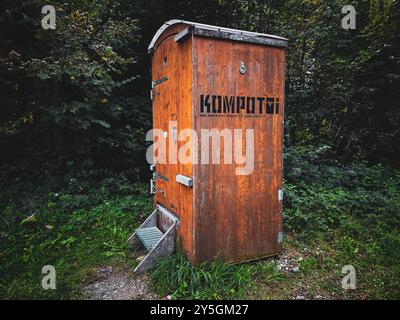 Komposttoilette im Wald, rustikale Holzbauweise, nachhaltige Toilettenlösung, umweltfreundlich, autarke Infrastruktur, naturverbunden, Klimaschutz, Kreislaufwirtschaft, CO2-Reduktion, Klimawandel, Energiekrise, Ressourcenschonung, Waldschutz, eu-gesetze für Nachhaltigkeit, KreislaufwirtschaftsStrategie, Fridays for future, Nachhaltigkeitsziele, Grüne Infrastruktur, Regenerative Energien, Umweltpolitik, Nachhaltiger Konsum. *** Toilettes à compostage dans la forêt, construction rustique en bois, solution de toilette durable, infrastructure écologique et autosuffisante, proche de la nature, clim Banque D'Images