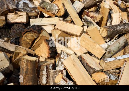 Pile de bois de chauffage de bouleau avec bloc de coupe à la main. Bois de chauffage haché pour l'hiver. Beaucoup de bois de chauffage - récolte de bois pour chauffer la maison. Pho. Horizontale Banque D'Images