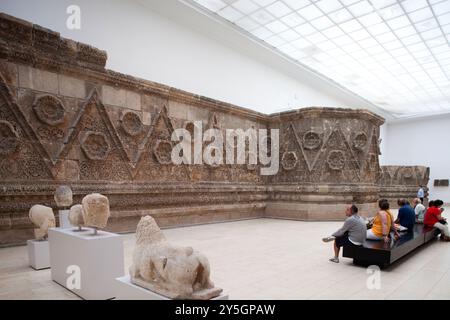 Berlin, Allemagne, 24 juillet 2009, les visiteurs s'émerveillent devant les sculptures du palais Mshatta datant du VIIIe siècle au musée de Pergame, célébrant le patrimoine jordanien. Banque D'Images