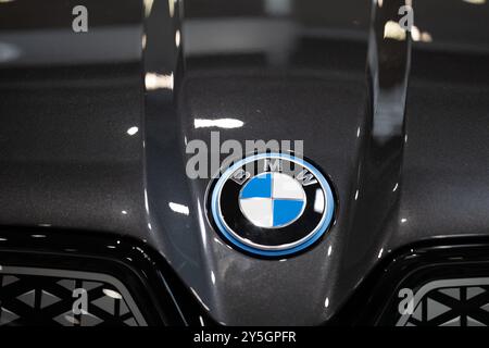 Poznan, Pologne. 8 avril 2022. Gros plan du logo BMW sur le capot de la voiture Banque D'Images