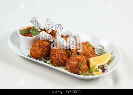 Chicken Lollipop est un apéritif chinois indien qui est une ailette de poulet frenched Banque D'Images