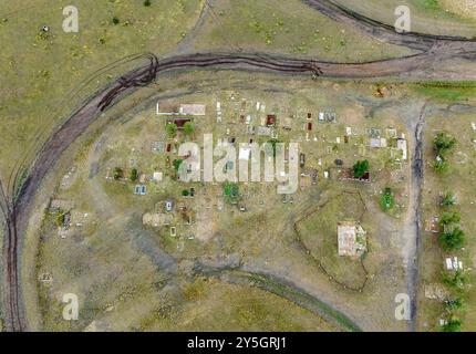 Vue aérienne d'un cimetière rural à Wagon Mound, Nouveau-Mexique, États-Unis Banque D'Images