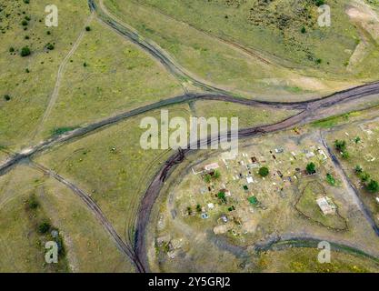 Vue aérienne d'un cimetière rural à Wagon Mound, Nouveau-Mexique, États-Unis Banque D'Images