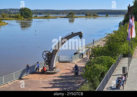 22 septembre 2024, Brandebourg, Francfort (Oder) : de nombreuses personnes profitent du temps ensoleillé pour se promener le long des rives de la frontière germano-polonaise de l'Oder. Les municipalités situées le long de l'Oder dans le Brandebourg se préparent à des inondations en raison des crues attendues. Photo : Patrick Pleul/dpa Banque D'Images