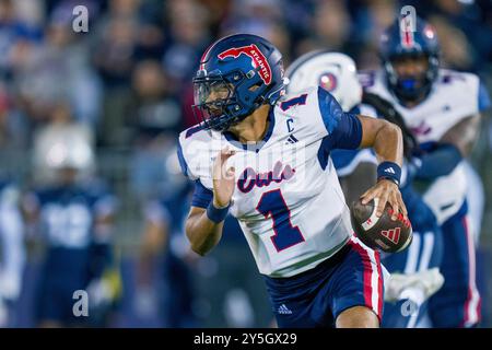 East Hartford, CT, États-Unis. 21 septembre 2024. Le quarterback des Florida Atlantic Owls Cam Fancher (1) dirige le ballon lors d'un match de football de la NCAA contre les Huskies du Connecticut au Pratt & Whitney Stadium à East Hartford, CT. Rusty Jones/Cal Sport Media/Alamy Live News Banque D'Images