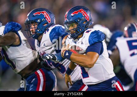 East Hartford, CT, États-Unis. 21 septembre 2024. Le quarterback des Florida Atlantic Owls Cam Fancher (1) dirige le ballon lors d'un match de football de la NCAA contre les Huskies du Connecticut au Pratt & Whitney Stadium à East Hartford, CT. Rusty Jones/Cal Sport Media/Alamy Live News Banque D'Images
