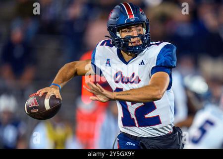 East Hartford, CT, États-Unis. 21 septembre 2024. Kasen Weisman (12 ans), le quarterback des Atlantic Owls de Floride, semble passer lors d'un match de football de la NCAA contre les Huskies du Connecticut au Pratt & Whitney Stadium à East Hartford, CT. Rusty Jones/Cal Sport Media/Alamy Live News Banque D'Images