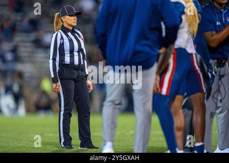 East Hartford, CT, États-Unis. 21 septembre 2024. L'arbitre de la NCAA Krystle Apellaniz gère un match de football de la NCAA entre les Huskies du Connecticut et les Atlantic Owls de la Floride au Pratt & Whitney Stadium à East Hartford, Connecticut. Rusty Jones/Cal Sport Media/Alamy Live News Banque D'Images
