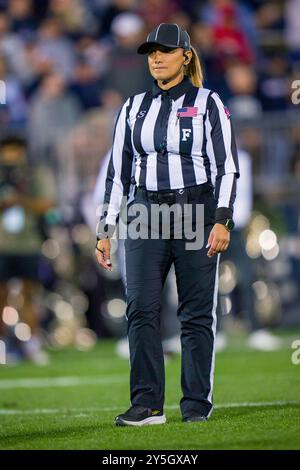 East Hartford, CT, États-Unis. 21 septembre 2024. L'arbitre NCAA Krystle Apellaniz regarde jouer lors d'un match de football NCAA entre les Huskies du Connecticut et les Atlantic Owls de Floride au Pratt & Whitney Stadium à East Hartford, CT. Rusty Jones/Cal Sport Media/Alamy Live News Banque D'Images