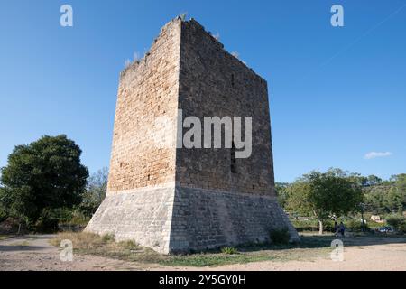 Les tours sarrasines de Cotignac, perchées sur une impressionnante falaise de tuf de 80m de haut, dominent les toits médiévaux en contrebas, offrant une vue imprenable et une histoire. Banque D'Images