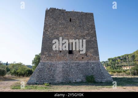 Les tours sarrasines de Cotignac, perchées sur une impressionnante falaise de tuf de 80m de haut, dominent les toits médiévaux en contrebas, offrant une vue imprenable et une histoire. Banque D'Images