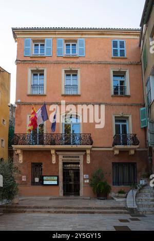 Hôtel de ville de Cotignac dans le Var, sud de la France, mettant en valeur l'architecture provençale traditionnelle et le charme d'un village historique français Banque D'Images