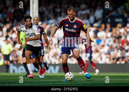 Londres, Royaume-Uni. 21 septembre 2024. Dan Burn de Newcastle United lors du match Fulham FC contre Newcastle United FC English premier League à Craven Cottage, Londres, Angleterre, Royaume-Uni le 21 septembre 2024 Credit : Every second Media/Alamy Live News Banque D'Images