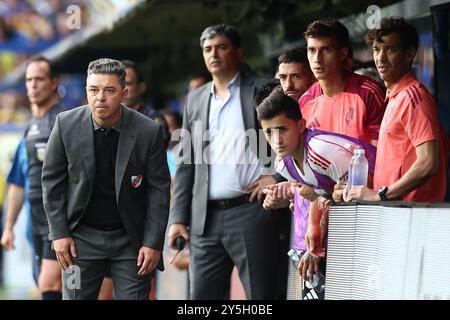 Buenos Aires, Argentine. 21 septembre 2024. L'entraîneur-chef de River plate, Marcelo Gallardo (2e-l), fait des gestes lors du match 'Cesar Luis Menotti' 2024 du tournoi de football professionnel argentin contre Boca Juniors, au stade la Bombonera de Buenos Aires, le 21 septembre 2024. Crédit : Alejandro Pagni/Alamy Live News Banque D'Images