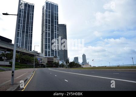 Colombo. 22 septembre 2024. Cette photo prise le 22 septembre 2024 montre une rue vide à Colombo, au Sri Lanka. Sri Lanka a prolongé le couvre-feu imposé dans le pays jusqu'à midi dimanche, a déclaré le ministre de la sécurité publique Tiran Alles. Un couvre-feu a été imposé au Sri Lanka à partir de 22 heures samedi jusqu'à 6 heures dimanche, a annoncé la police dans un communiqué de presse samedi soir. Crédit : Gayan Sameera/Xinhua/Alamy Live News Banque D'Images