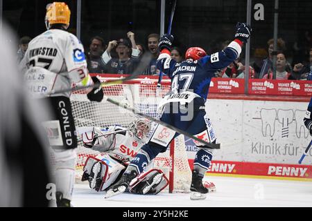 Jubel BEI Alexander Karachun (Schwenninger Wild Wings #47) Schwenninger Wild Wings gegen Pinguins Bremerhaven, Eishockey, DEL, Spieltag 1, saison 2024/2025, 22.09.2024 Foto : Eibner-Pressefoto/Sven Laegler Banque D'Images