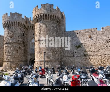 Port et remparts de Kolona, Rhodes, Grèce Banque D'Images