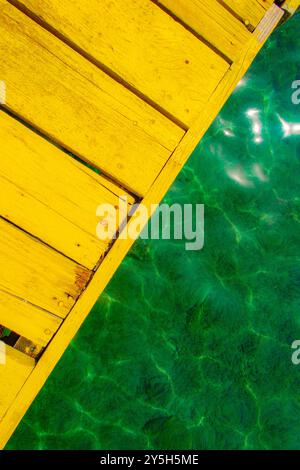 Une jetée jaune vif et les eaux turquoise de teh mer Adriatique en Croatie Banque D'Images